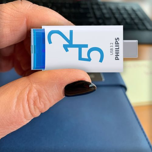 Eine Hand hält einen weißen USB-Stick mit blauen Zahlen 512 und PHILIPS-Logo.