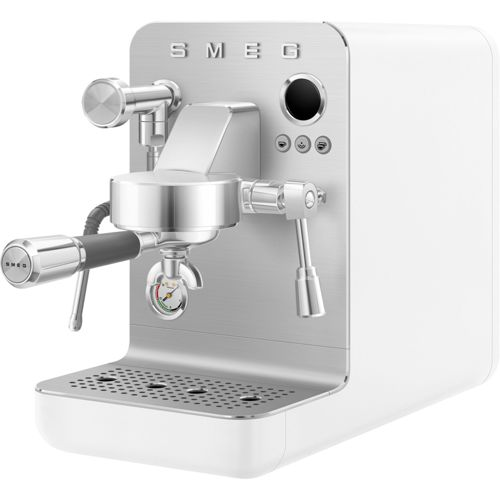 Máquina de espresso SMEG blanca con detalles plateados y manómetro.