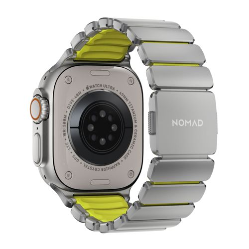 Eine silberne Smartwatch mit gelben Akzenten und einem Armband mit der Aufschrift NOMAD.