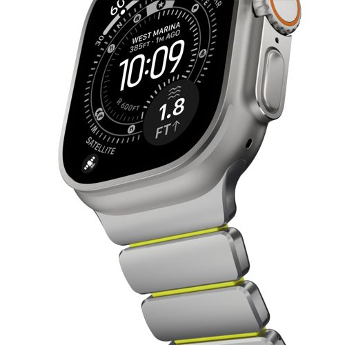 Nahaufnahme einer silbernen Smartwatch mit schwarzem Bildschirm, 10:09.
