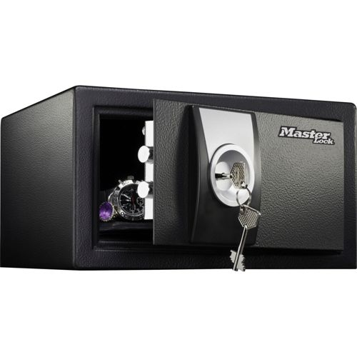 Una caja fuerte Master Lock negra abierta con llaves y joyas dentro.