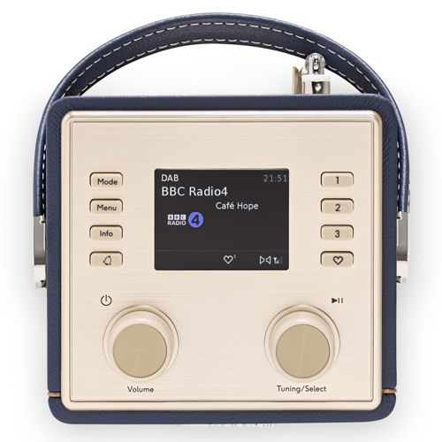 Una radio DAB con custodia in pelle blu navy, pannello frontale dorato e display.