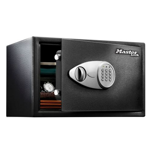 Caja fuerte Master Lock negra, abierta, con teclado digital. Interior: reloj, ropa.