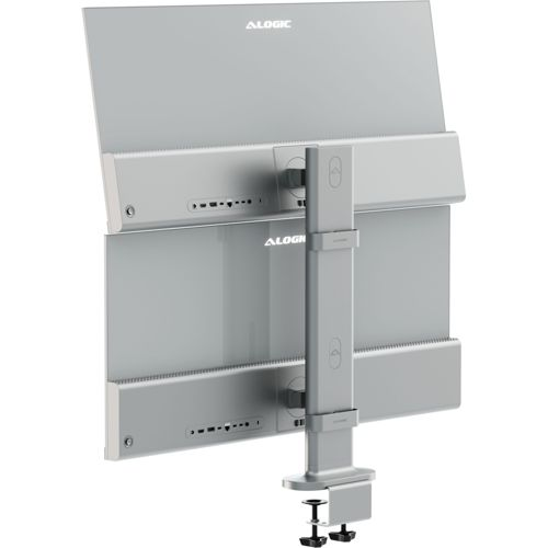 Zwei Monitore sind an einer silbernen Halterung montiert, die an einem Schreibtisch befestigt ist.