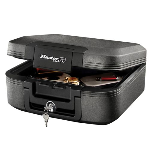 Caja fuerte Master Lock negra abierta con llave, contiene documentos, reloj y bolígrafo.