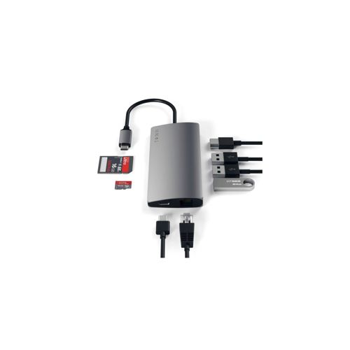 Grauer USB-C-Hub mit SD-Karten, USB-Sticks und Kabeln auf weißem Hintergrund.