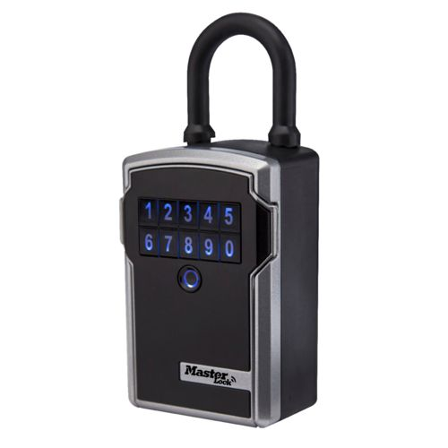 Una caja fuerte de combinación Master Lock negra con marco plateado y grillete en U.