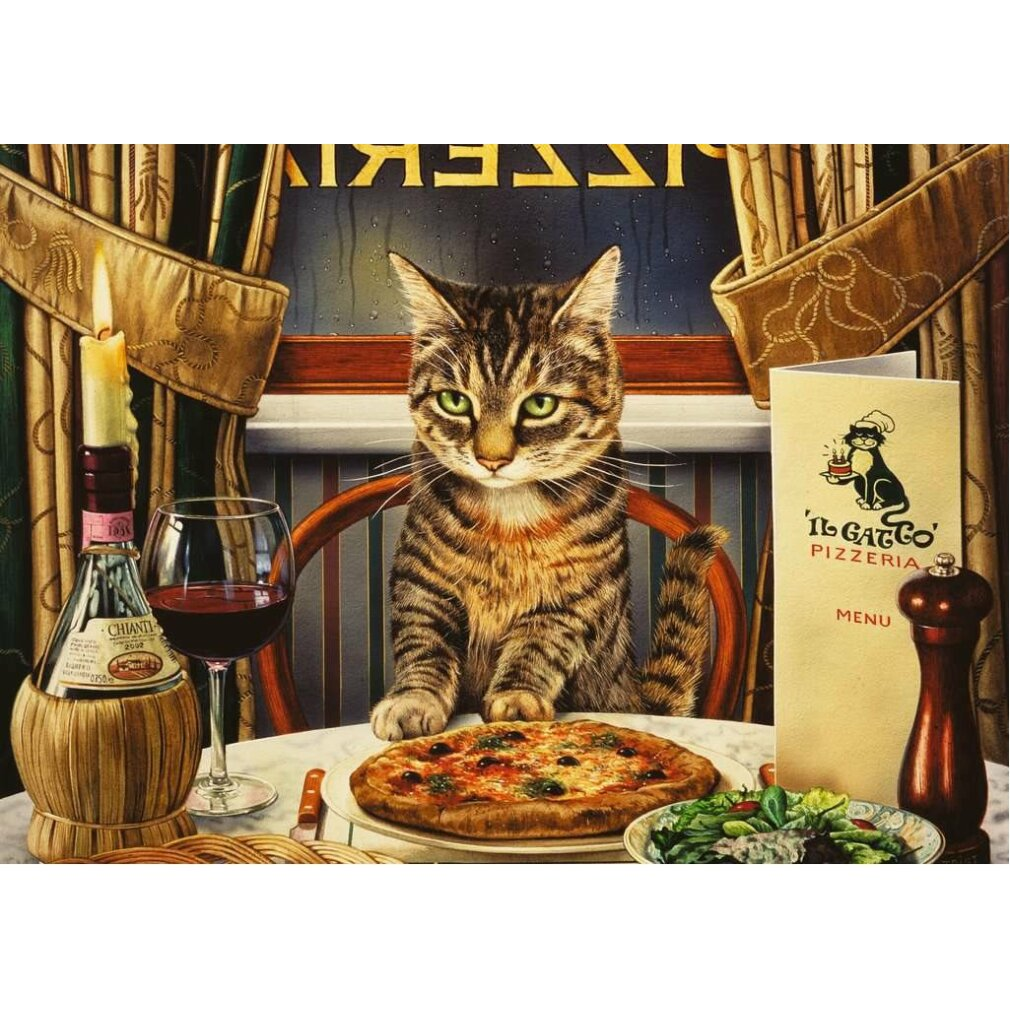 Un gatto è seduto a un tavolo con pizza, vino e menu in una pizzeria.