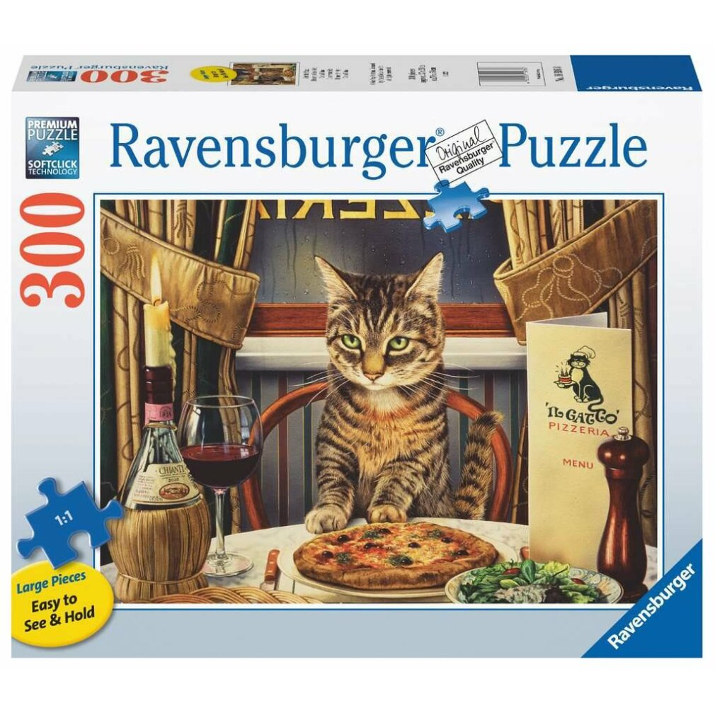 Un gatto siede a un tavolo con pizza, vino e menu. Piove fuori.