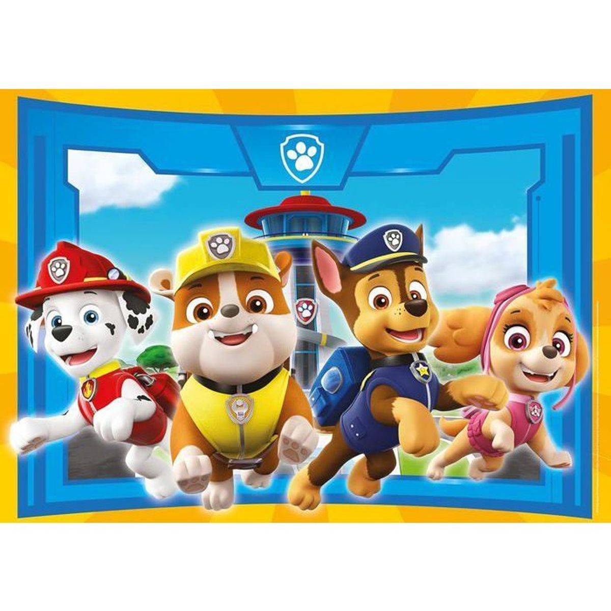 Quattro cani di Paw Patrol corrono davanti alla torre di vedetta. Indossano le loro uniformi.