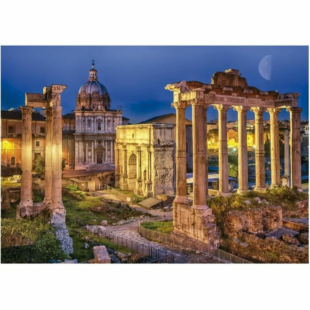 Antiche rovine con colonne e un edificio a cupola di notte.