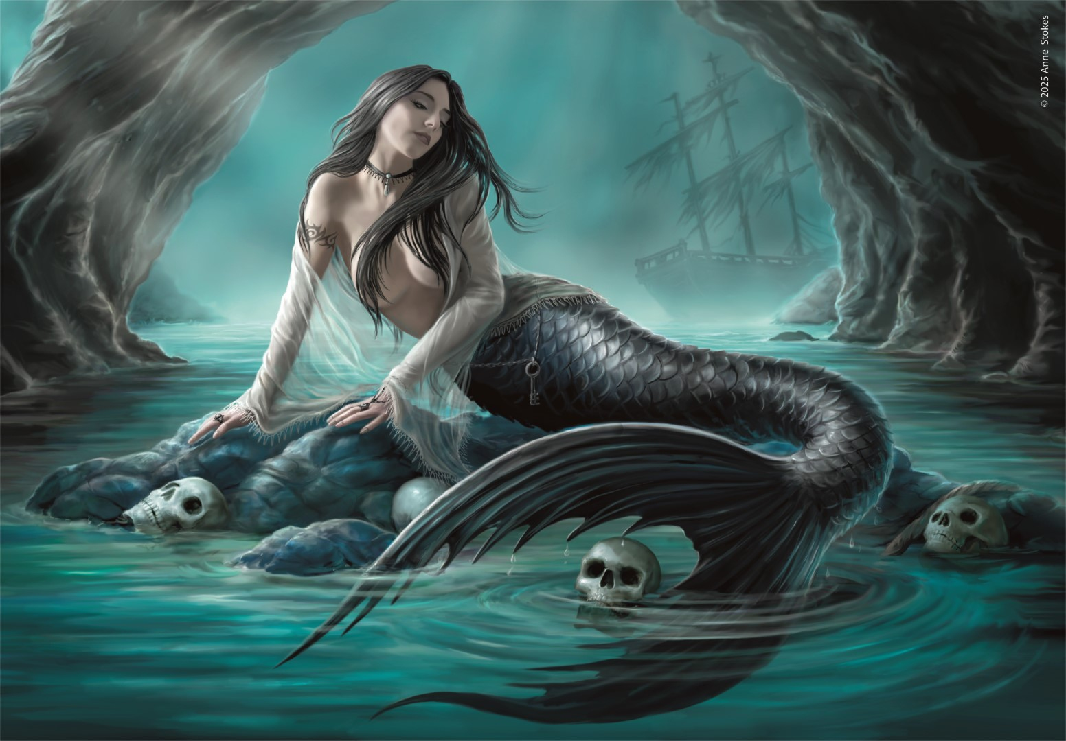 Una sirena oscura con llave en el cinturón descansa junto a calaveras en el agua, un barco en la niebla.
