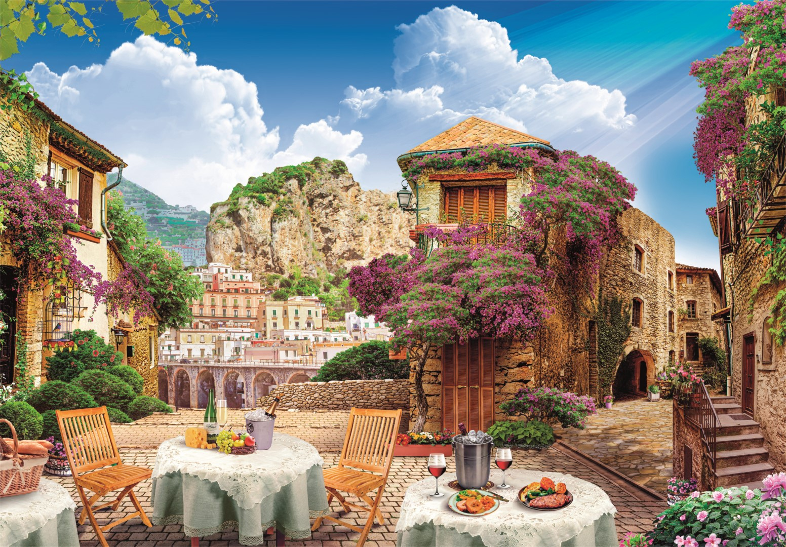 Idílica vista de ciudad italiana con mesas al aire libre y buganvillas en flor.