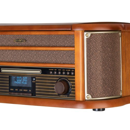 Giradischi in legno con altoparlanti in tessuto marrone e display digitale.