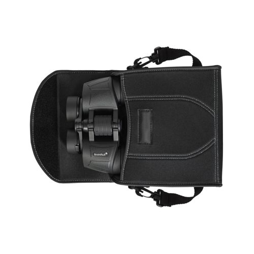 Schwarze Fernglas in einer schwarzen Tasche mit Tragegurt und Schnallen.