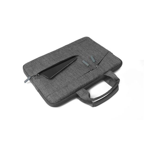 Una custodia grigia per laptop con un telefono e auricolari nella tasca frontale.