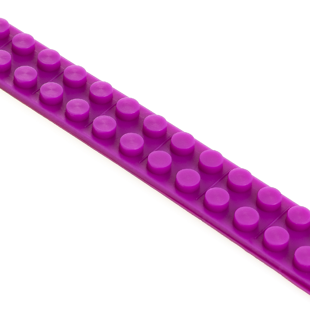 Una striscia di blocchi di costruzione viola con molti perni.
