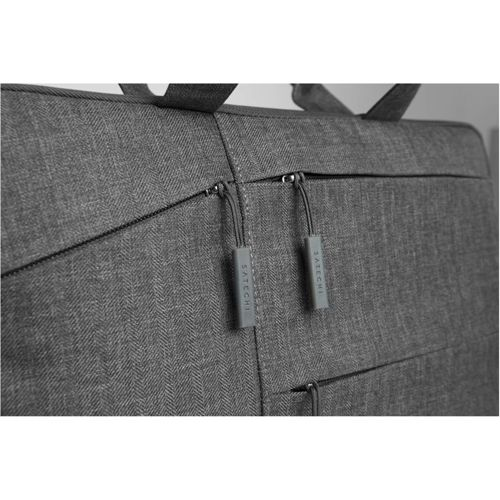 Primo piano di una borsa in tessuto grigio con due cerniere e tiretti grigi con logo Satechi.