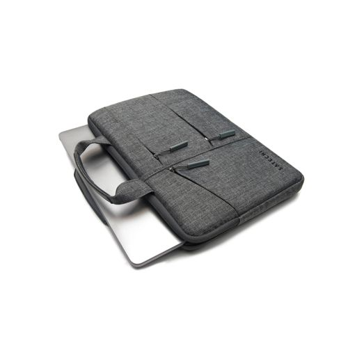 Custodia grigia per laptop con laptop argentato su sfondo bianco.