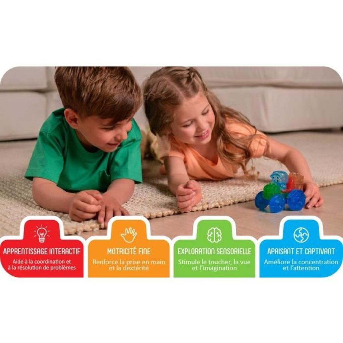 Due bambini giocano con una macchinina colorata su un tappeto.
