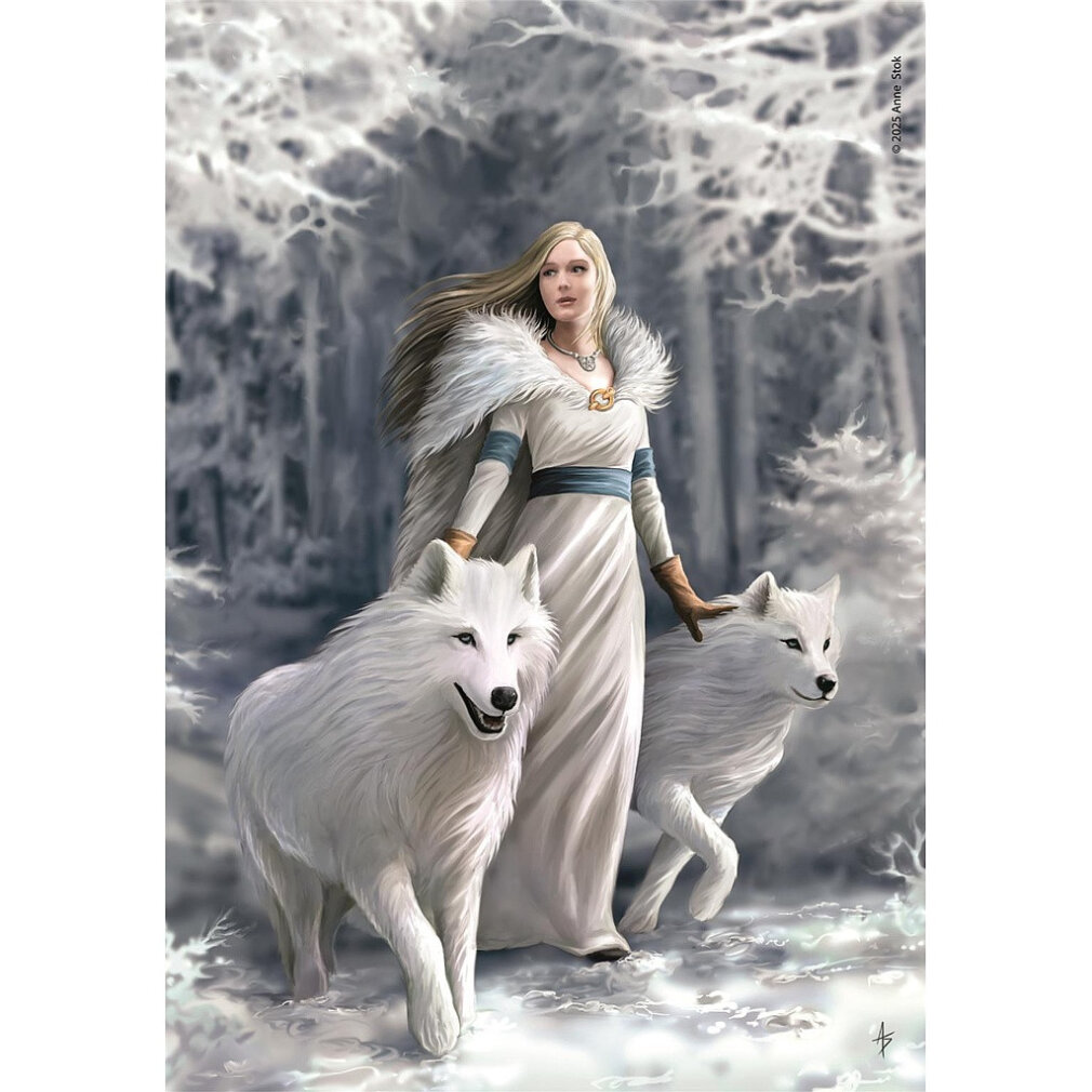 Una mujer con vestido blanco y cuello de pelo y dos lobos blancos en la nieve.