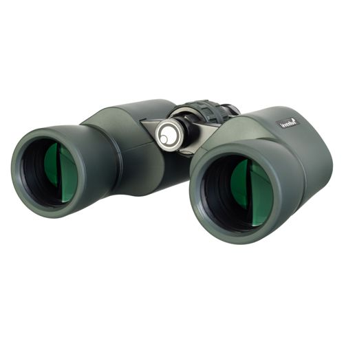 Dunkelgrüne Fernglas mit silbernem Fokusrad, weiße Hintergrund.