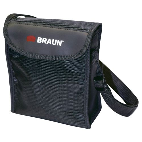 Schwarze Braun-Tasche mit rotem Logo und Schultergurt.