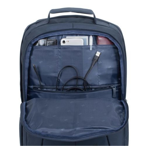 Interno aperto di zaino blu navy con telefono, penna, cavi e piccoli oggetti nelle tasche.