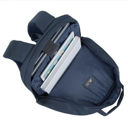 Uno zaino blu scuro aperto con laptop e tablet all'interno.