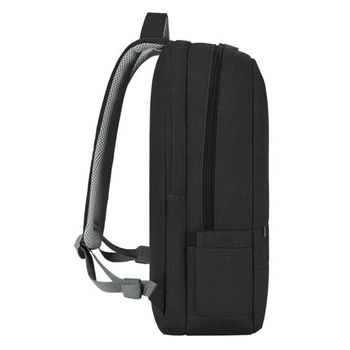 Schwarzer Rucksack mit gepolsterten Trägern, von der Seite gezeigt.