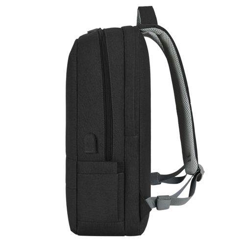 Schwarzer Rucksack von der Seite mit Reißverschluss und Trägern.