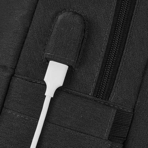Ein weißes USB-Kabel ist in eine schwarze Stofftasche gesteckt.
