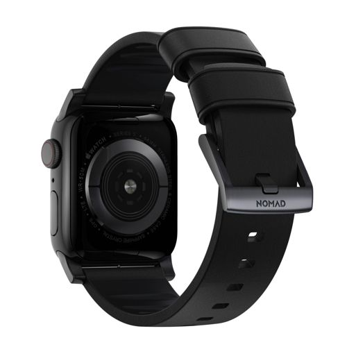 Apple Watch negra con correa de cuero Nomad y hebilla oscura. Vista trasera muestra detalles.