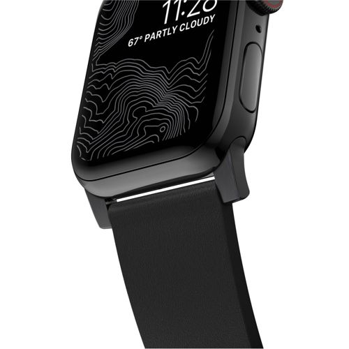 Un reloj inteligente negro con correa de cuero negra. La pantalla muestra un mapa topográfico.