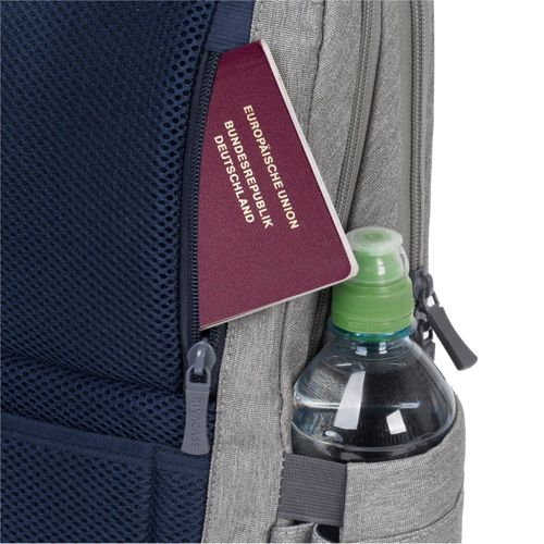 Un passaporto tedesco e una bottiglia d'acqua in una tasca dello zaino.