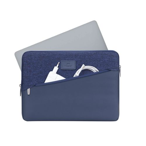 Una custodia blu per laptop con un alimentatore e un cavo bianchi all'interno.