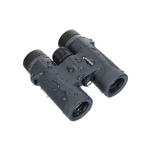 Binocolo grigio con gocce d'acqua su sfondo bianco.