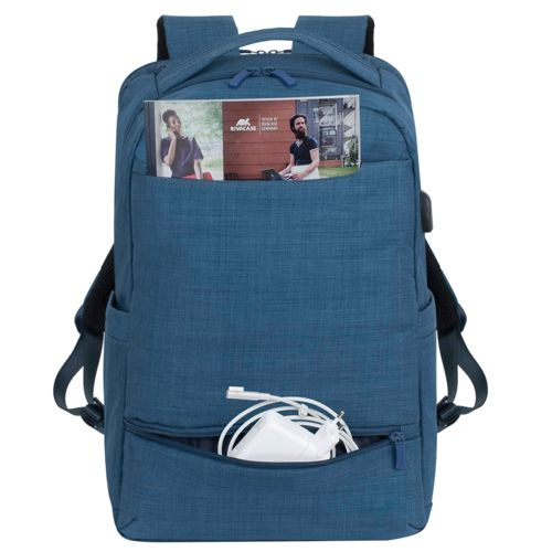 Uno zaino blu con porta USB e tasca frontale contenente un caricabatterie.