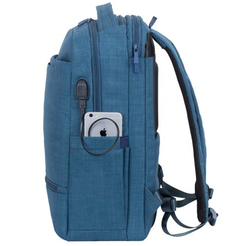 Zaino blu con telefono in tasca laterale e cavo USB.