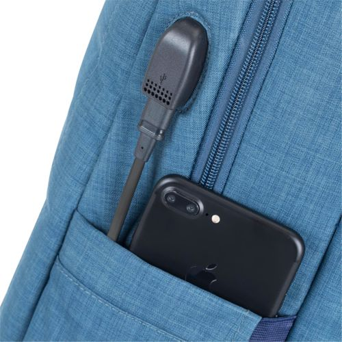 Zaino blu con telefono in tasca e cavo di ricarica USB collegato.
