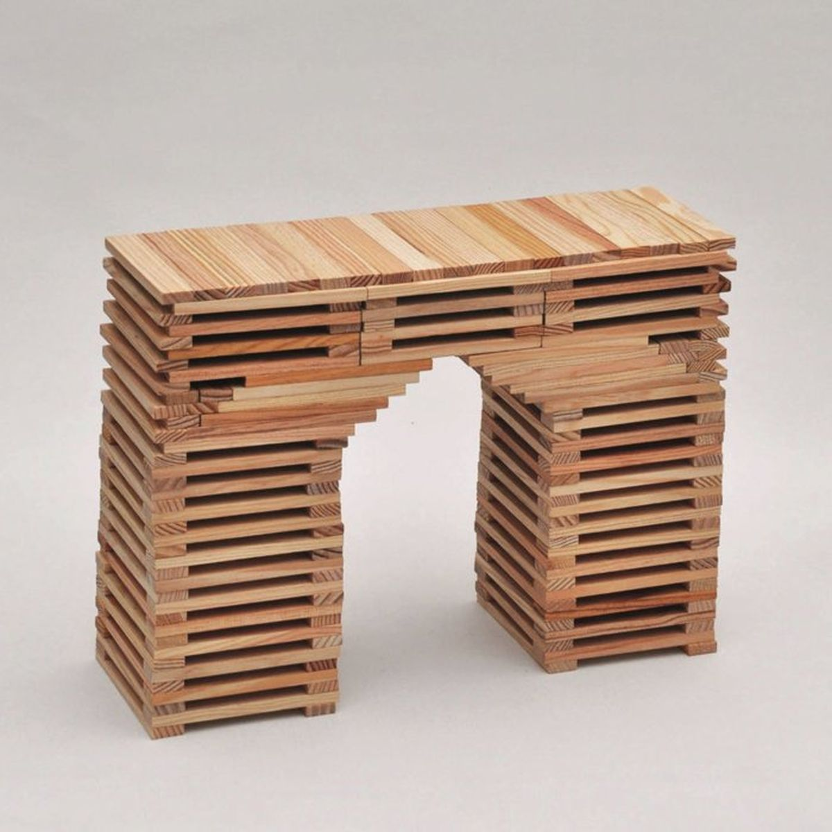 Un tavolo di blocchi di legno con un arco.