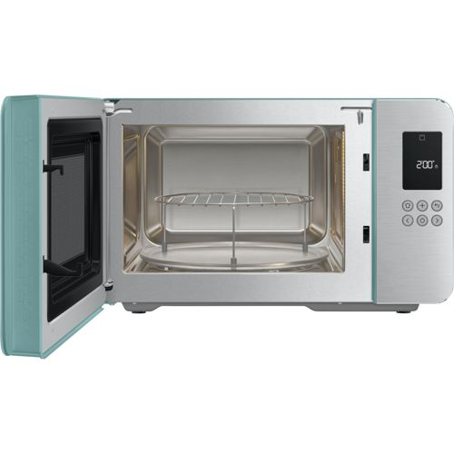 Ein offenes tealfarbenes Mikrowellen-Interieur mit silbernem Grillrost und Bedienfeld.