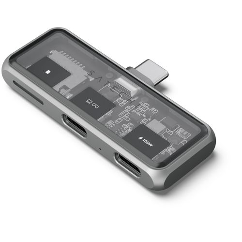 Ein silberner USB-C-Hub mit transparentem Gehäuse, der Schaltkreise zeigt.