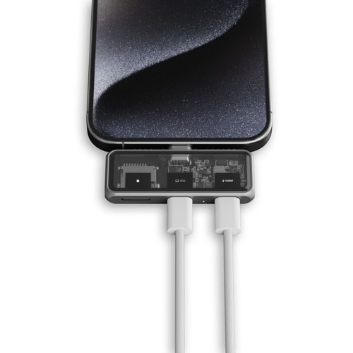 Ein Smartphone ist mit einem transparenten Hub verbunden, an dem zwei weiße Kabel hängen.