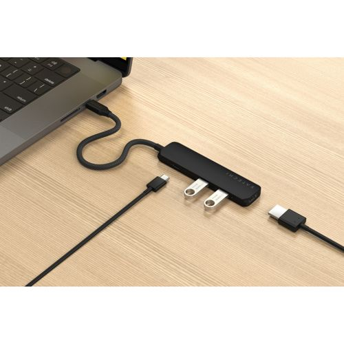 Ein schwarzer USB-C-Hub mit zwei USB-A-Sticks und Kabeln ist an einen Laptop angeschlossen.