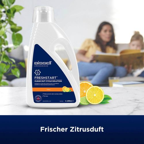 Flacone di detergente agli agrumi Bissell Freshstart con fette di arancia e limone.