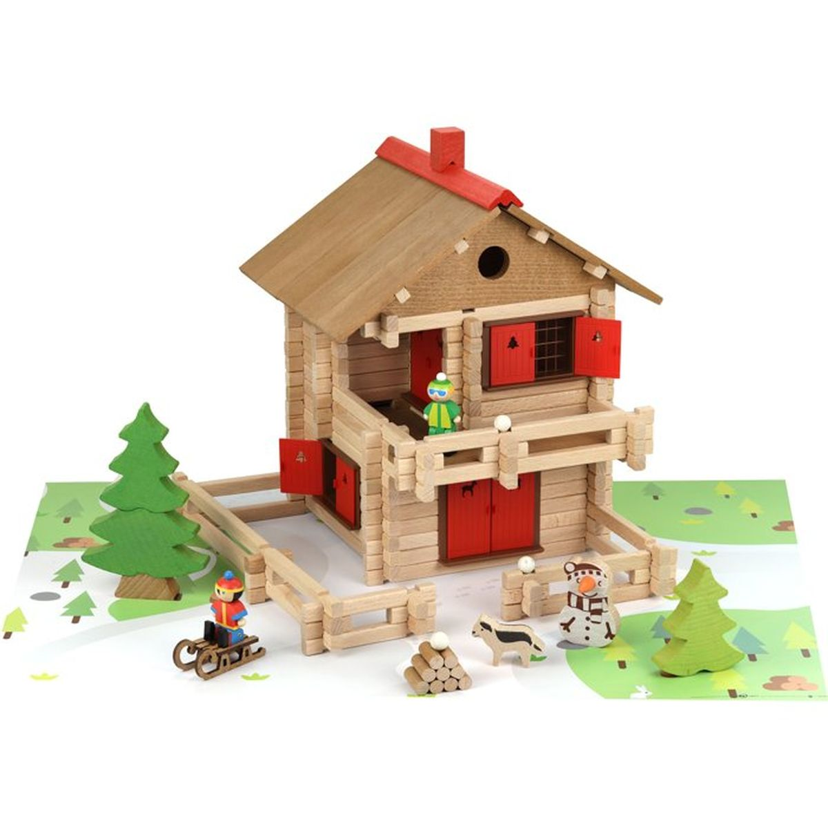 Casa di legno con figure, slitta, alberi e recinzione su un tappeto da gioco.