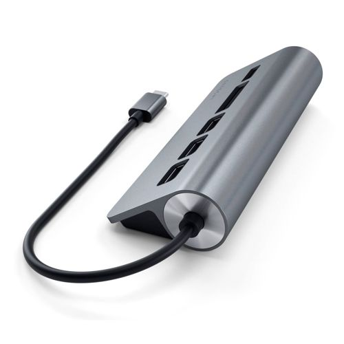 Un concentrador USB-C plateado con varios puertos y un cable.