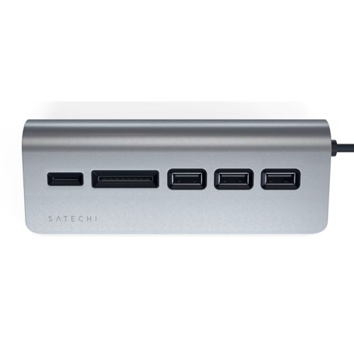 Hub USB-C Satechi plateado con ranura para tarjeta SD y tres puertos USB.