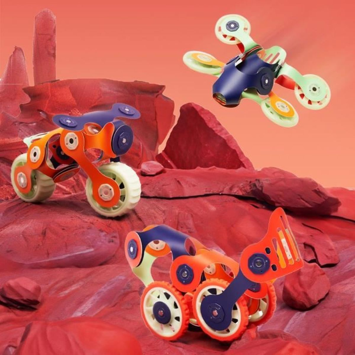 Veicoli giocattolo colorati su terreno rosso simile a Marte.
